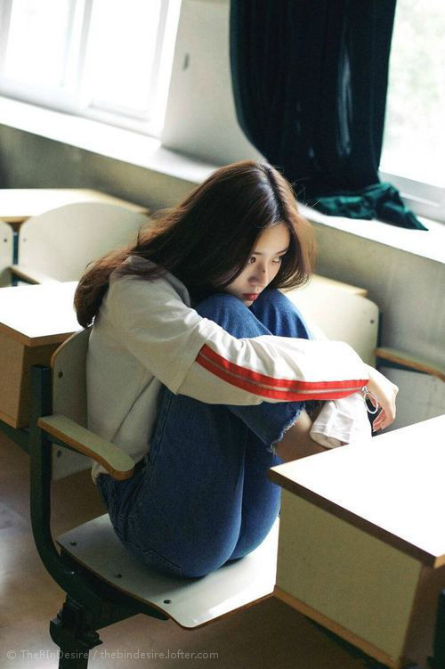 AIYOUXI.COM-伊朗队替补席席地而坐，原因：雪地太软太舒服，伊朗主场